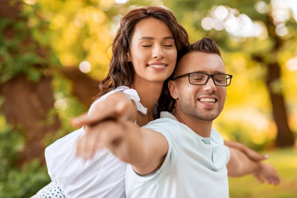 Feliz pareja divirtiéndose en el parque de verano —  Fotos de Stock