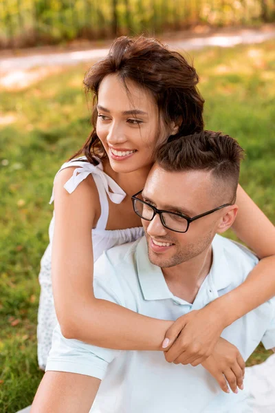 Gelukkig paar knuffelen in zomer park — Stockfoto