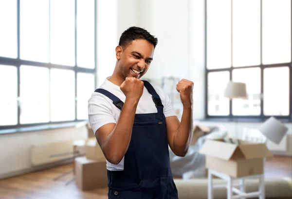 Trabajador feliz celebrando el éxito en un nuevo hogar — Foto de Stock