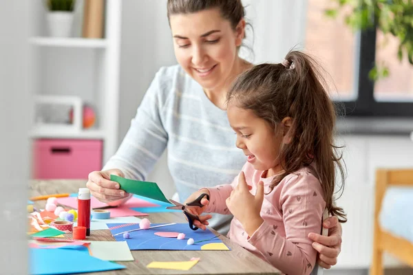 Dochter met moeder maken applique thuis — Stockfoto