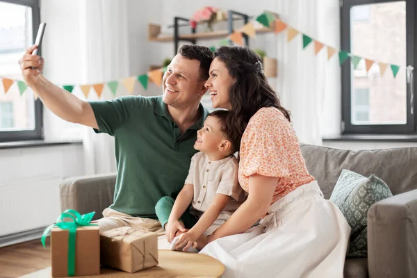 Szczęśliwa rodzina robi selfie na urodziny w domu — Zdjęcie stockowe