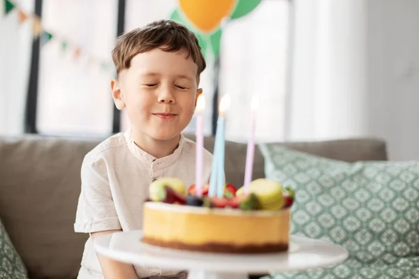 Kleine jongen met verjaardagstaart maken wens — Stockfoto