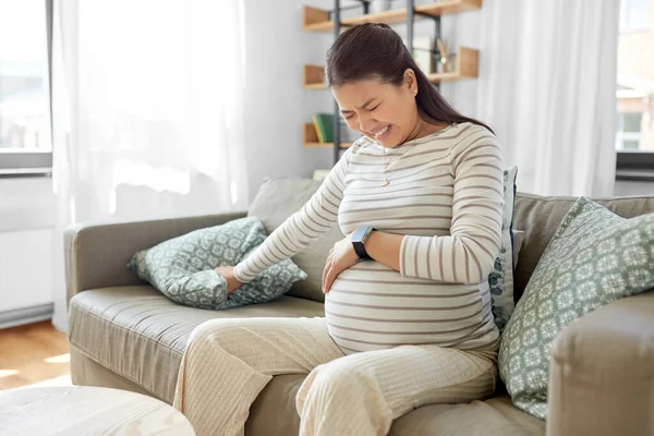 Femme enceinte ayant des contractions de travail à la maison — Photo