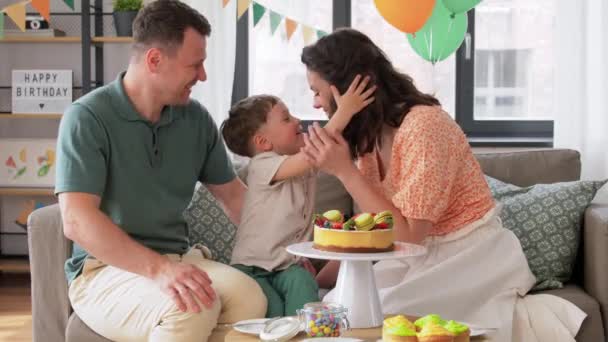 Famiglia felice con torta di compleanno alla festa di casa — Video Stock