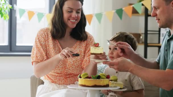 Feliz familia compartir pastel de cumpleaños en casa — Vídeo de stock