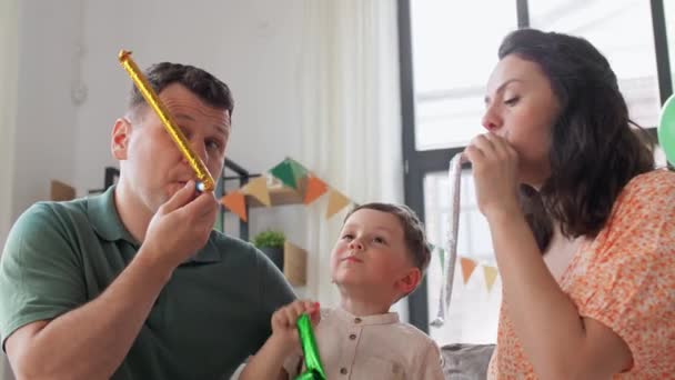 Glückliche Familie mit Party-Blasern, die Spaß zu Hause haben — Stockvideo
