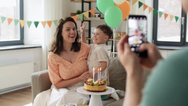 Doğum günü pastası olan bir aile evde fotoğraf çekiyor. — Stok video