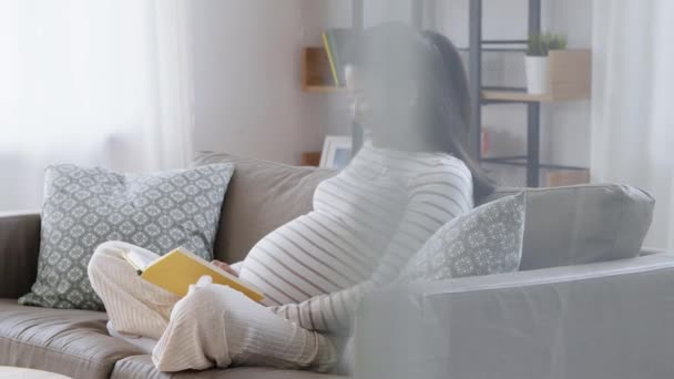 Mulher grávida feliz ler livro em casa — Vídeo de Stock