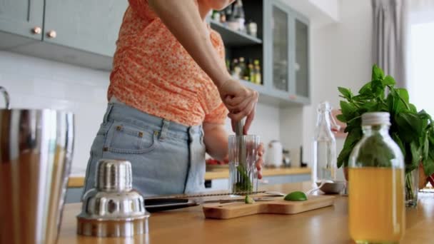 Mujer haciendo mojito cóctel bebida en casa cocina — Vídeo de stock