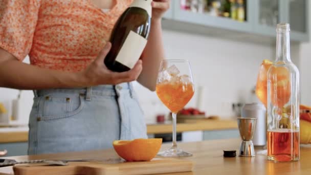 Nő csinál koktél italok otthon konyha — Stock videók