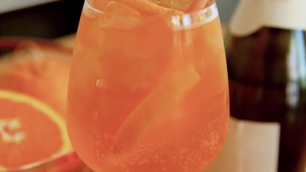 Vaso de bebida de cóctel naranja en la cocina casera — Vídeo de stock