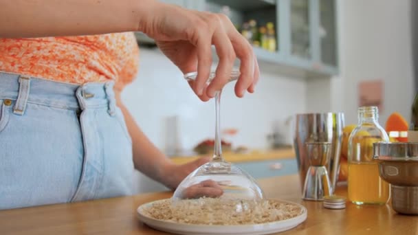 Frau macht Cocktailgetränke in der heimischen Küche — Stockvideo