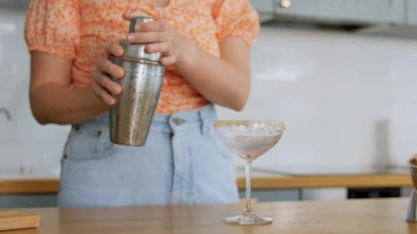 Vrouw met shaker gieten cocktail drankje naar glas — Stockvideo