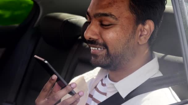 Pasajero masculino llamando en teléfono inteligente en coche de taxi — Vídeos de Stock