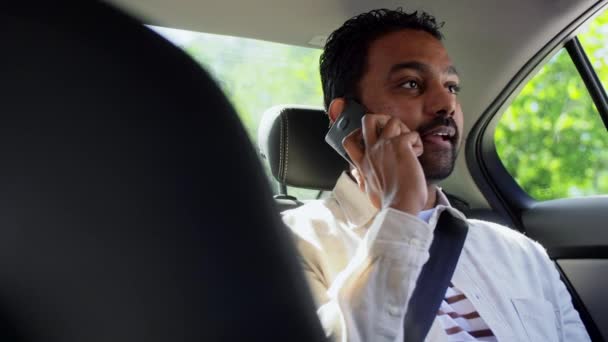 Пассажир мужчина звонит на смартфон в машине такси — стоковое видео