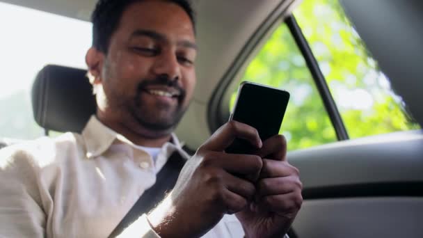 Indiai férfi utas okostelefonnal taxiban — Stock videók