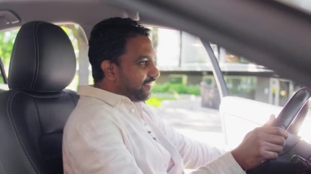 Hombre indio sonriente o conductor de coche — Vídeos de Stock