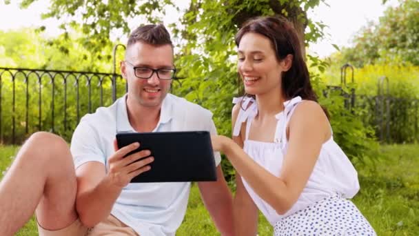 快乐的夫妇与平板电脑在夏季公园 — 图库视频影像