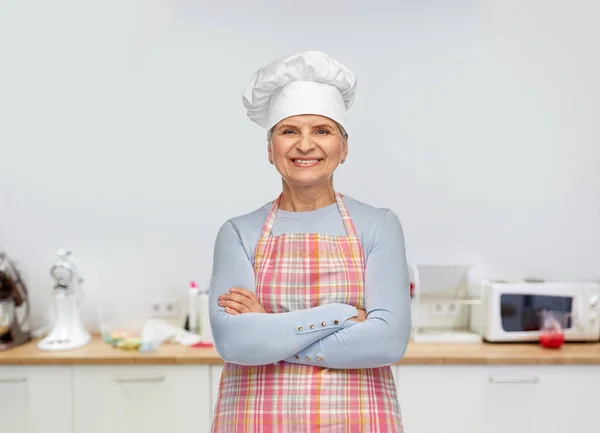 Donna anziana sorridente o chef in toque in grembiule — Foto Stock
