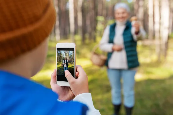 Enkel fotografiert Großmutter mit Pilz — Stockfoto