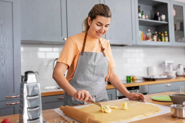 Žena vaření potravin a pečení na kuchyni doma — Stock fotografie