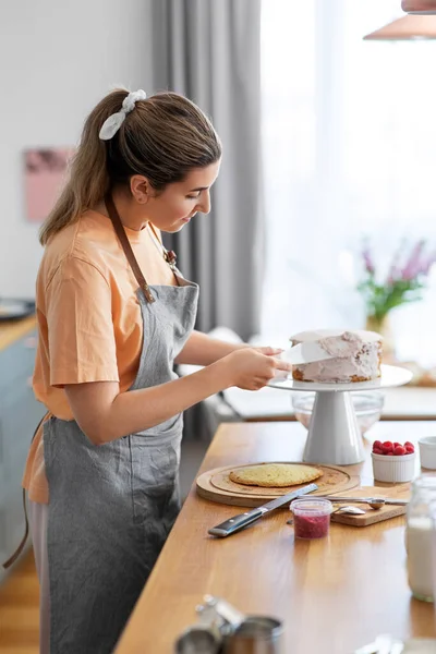 Mujer cocina comida y hornear en la cocina en casa — Foto de Stock