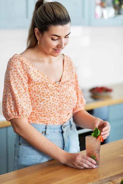 Mujer haciendo bebidas de cóctel en la cocina casera —  Fotos de Stock