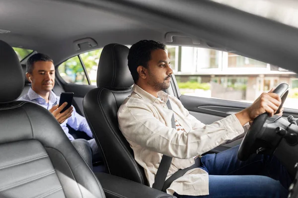 Passageiro masculino com smartphone no carro de táxi — Fotografia de Stock