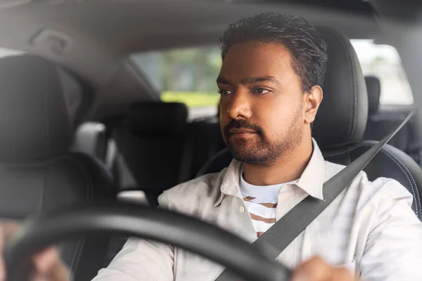 Ινδός άνδρας ή οδηγός που οδηγεί αυτοκίνητο — Φωτογραφία Αρχείου