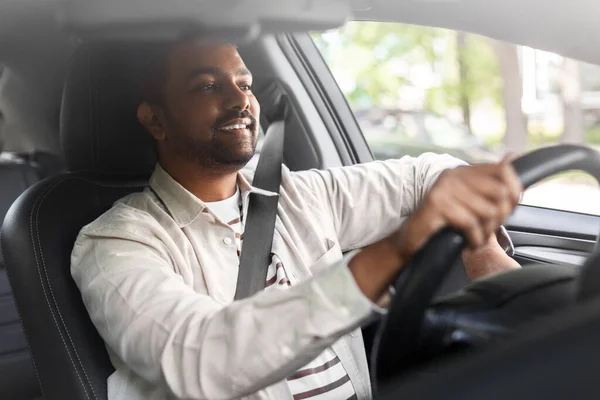 Lächelnder indischer Mann oder Fahrer am Steuer eines Autos — Stockfoto