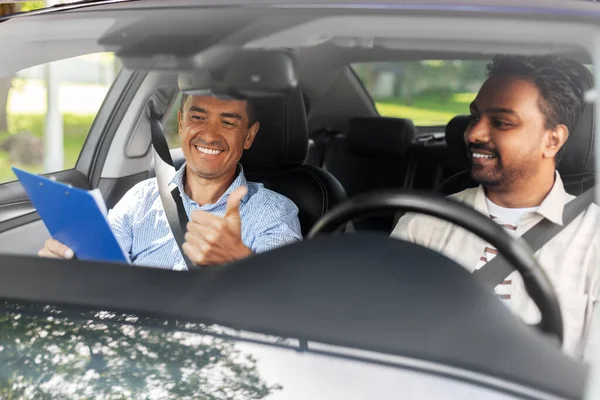 Usmívající se auto řízení školní instruktor a řidič — Stock fotografie