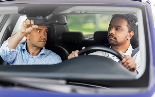 Fahrschullehrer unterrichtet männlichen Fahrer — Stockfoto