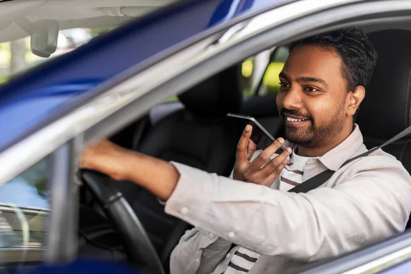 Άνθρωπος οδήγηση αυτοκινήτου και καταγραφή φωνής από smartphone — Φωτογραφία Αρχείου