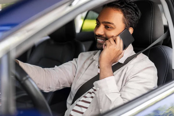 Homme indien conduisant une voiture et appelant sur smartphone — Photo