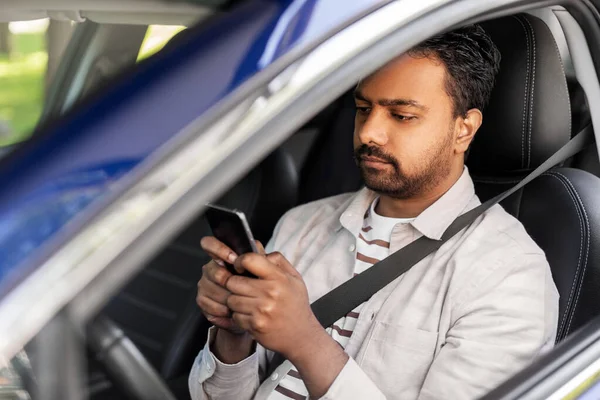 Indian man i bilen med hjälp av smartphone — Stockfoto