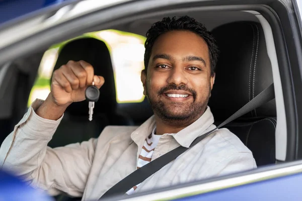 Улыбающийся индиец или водитель, показывающий ключ от машины — стоковое фото