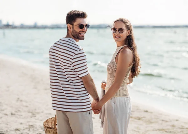 Šťastný pár s piknikový koš chůze na pláži — Stock fotografie