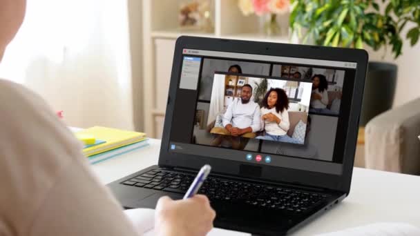 Nő laptop miután video hívás otthon — Stock videók