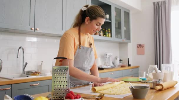 Vrouw koken eten en bakken broodjes op keuken — Stockvideo