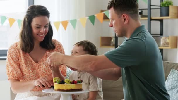 Щаслива сім'я їсть торт на день народження вдома — стокове відео