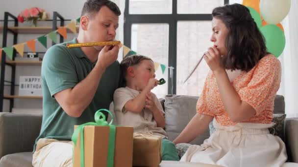 Família feliz com presentes e sopradores de festa em casa — Vídeo de Stock