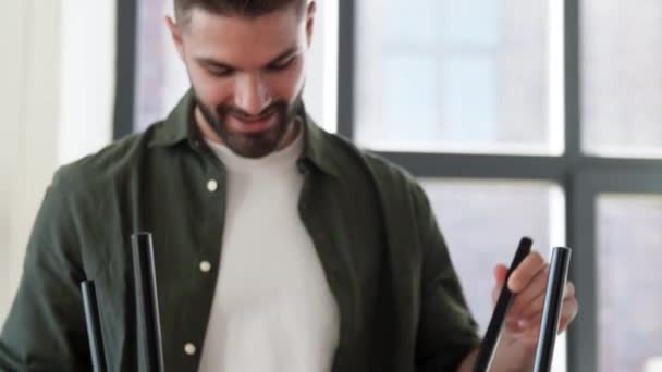 Homme heureux assemblant table basse à la nouvelle maison — Video