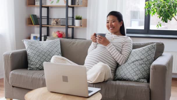 Felice donna asiatica incinta con laptop a casa — Video Stock
