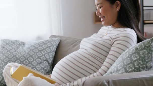 幸せな妊婦読書家で本を読んで — ストック動画