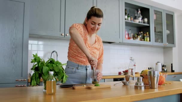 Wanita membuat mojito minuman koktail di dapur rumah — Stok Video