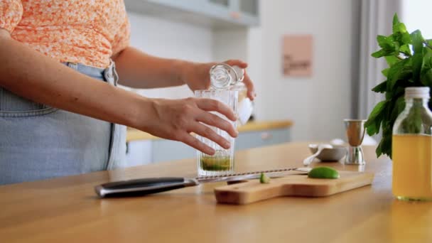 Mujer haciendo bebidas de cóctel en la cocina casera — Vídeo de stock