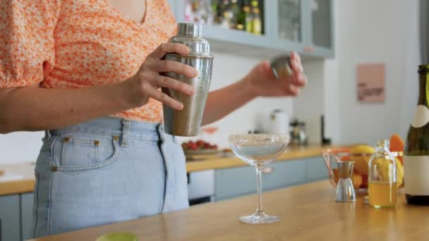 Frau mit Shaker gießt Cocktail-Drink ins Glas — Stockvideo