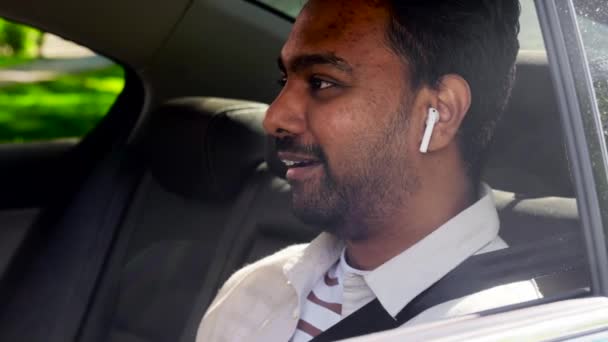 Pasajero macho indio con auriculares en taxi — Vídeos de Stock