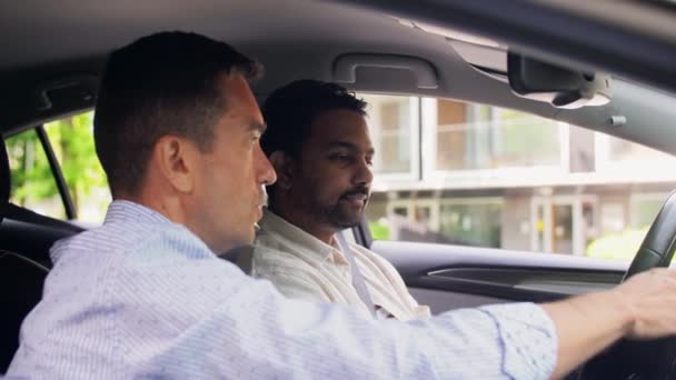Istruttore di scuola guida auto insegnamento conducente maschile — Video Stock