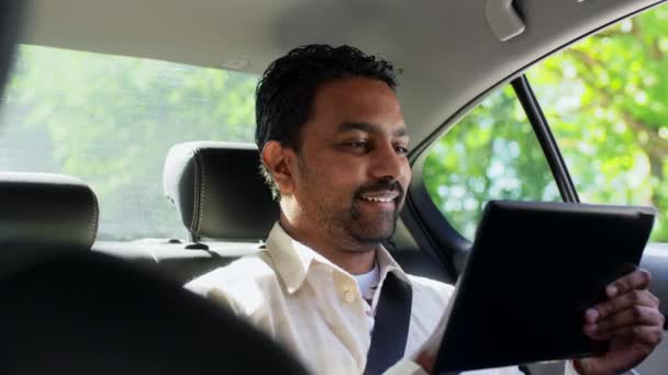 Pasajero masculino indio con la tableta PC en coche del taxi — Vídeos de Stock